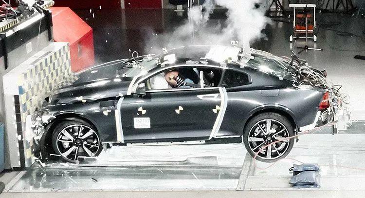 搭載碳纖維車身的Polestar一號原型車通過碰撞試驗