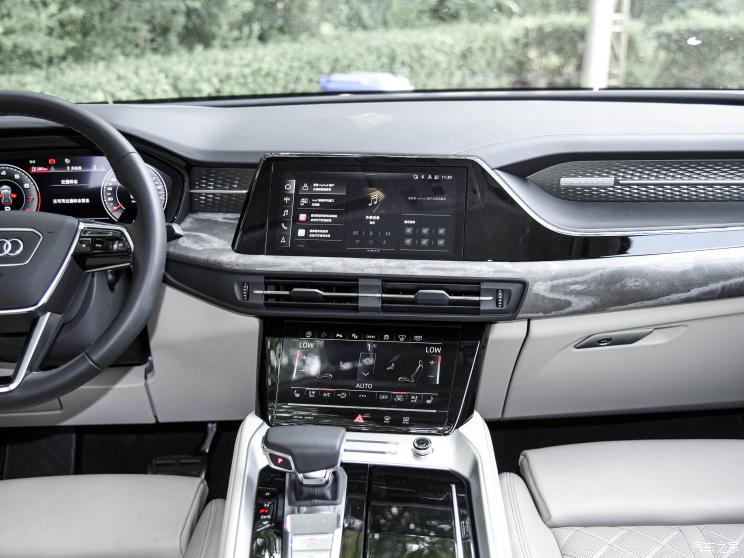 上汽奧迪 奧迪Q6 2022款 45 TFSI quattro 齊云型 羽林套裝 7座