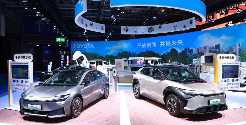 TOYOTA bZ純電動專屬系列 bZ3（左）、 bZ4X（右）