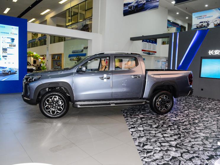 長(zhǎng)安汽車 長(zhǎng)安覽拓者 2023款 2.0T自動(dòng)兩驅(qū)汽油領(lǐng)航型標(biāo)箱