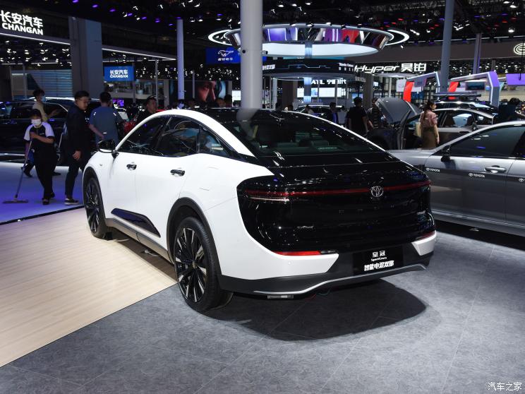 豐田(進口) 皇冠(進口) 2023款 2.4T SportCross HEV四驅至尊版