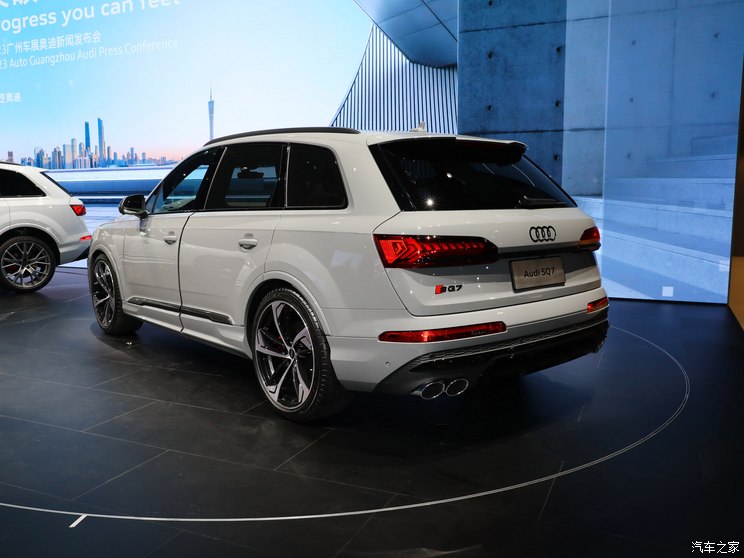 奧迪(進口) 奧迪SQ7 2024款 4.0 TFSI 暗夜騎士版