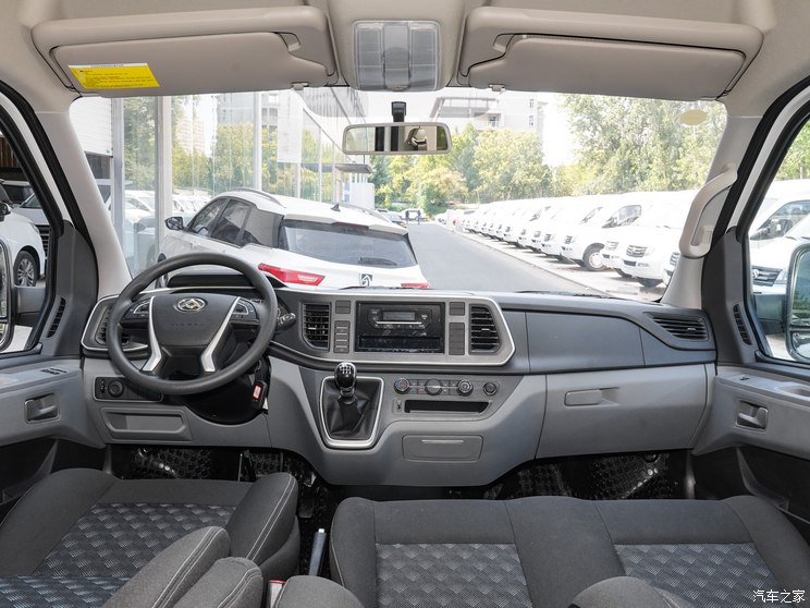 上汽大通 新途V80 2024款 2.0T 手動短軸中頂5座